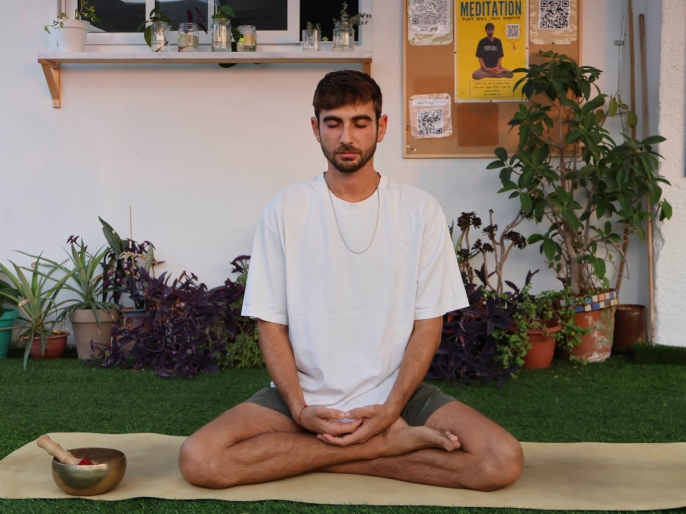 משתתפים בישיבת מדיטציה קבוצתית