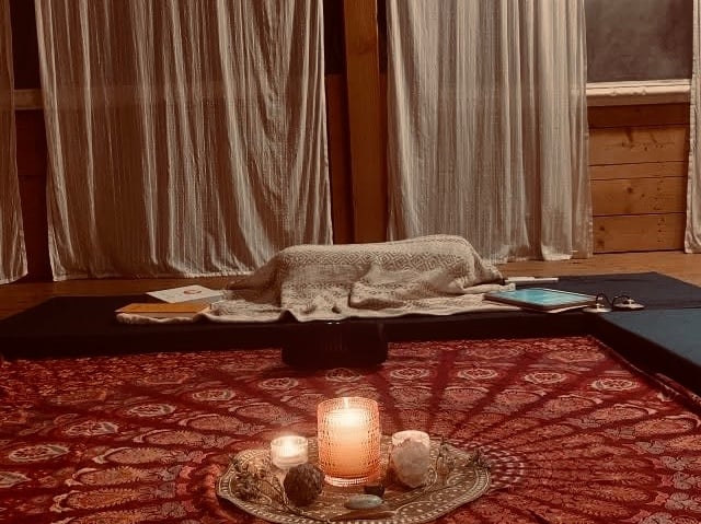 משתתפים בישיבת מדיטציה קבוצתית