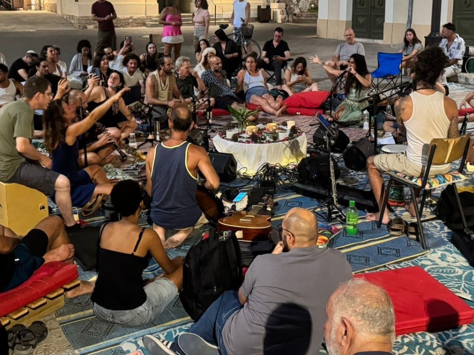 משתתפים במעגל שירה קבוצתי