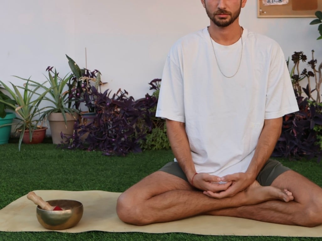 משתתפים בישיבת מדיטציה קבוצתית