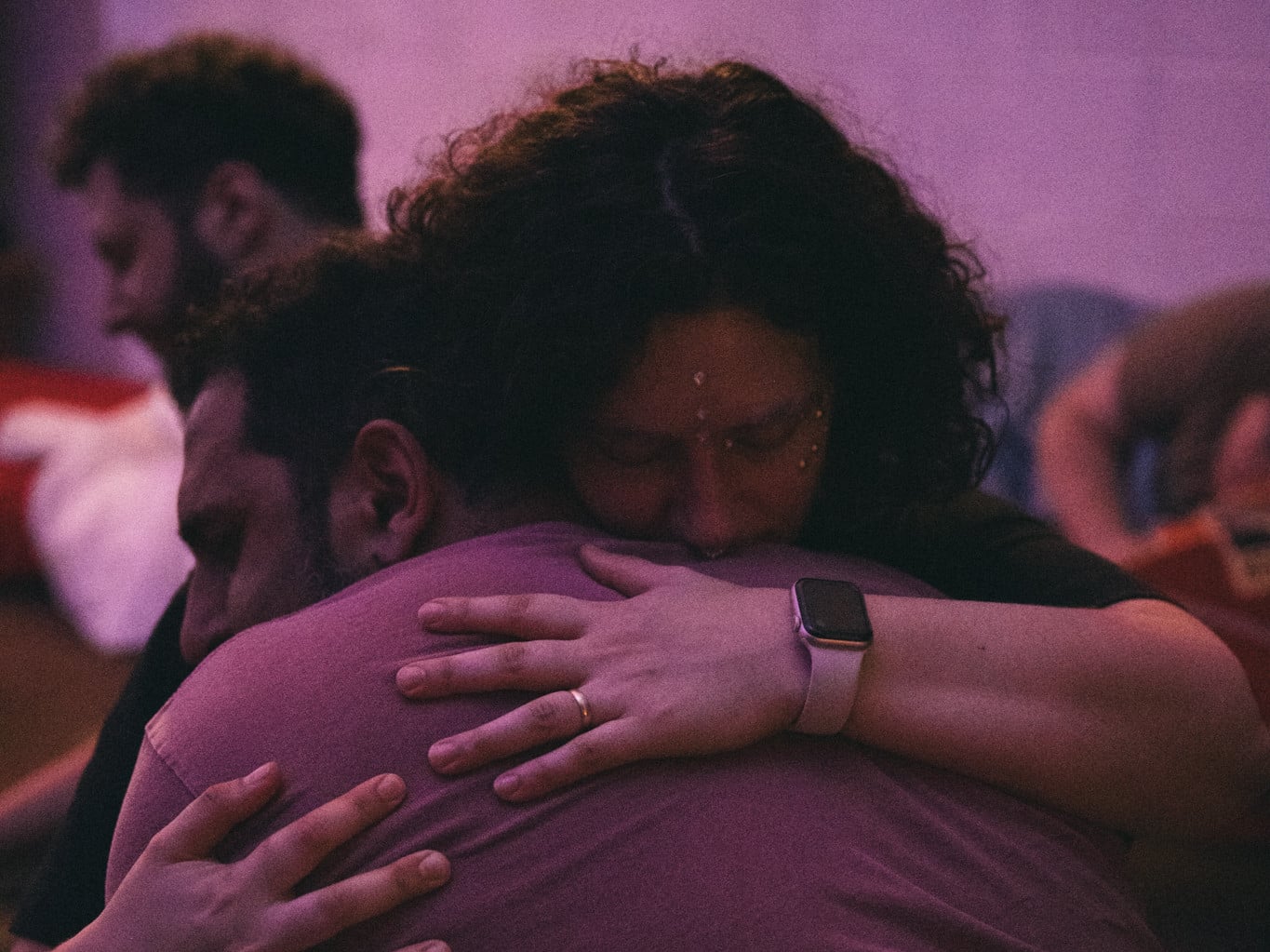 משתתפים בתרגול תקשורת מקרבת בקבוצה