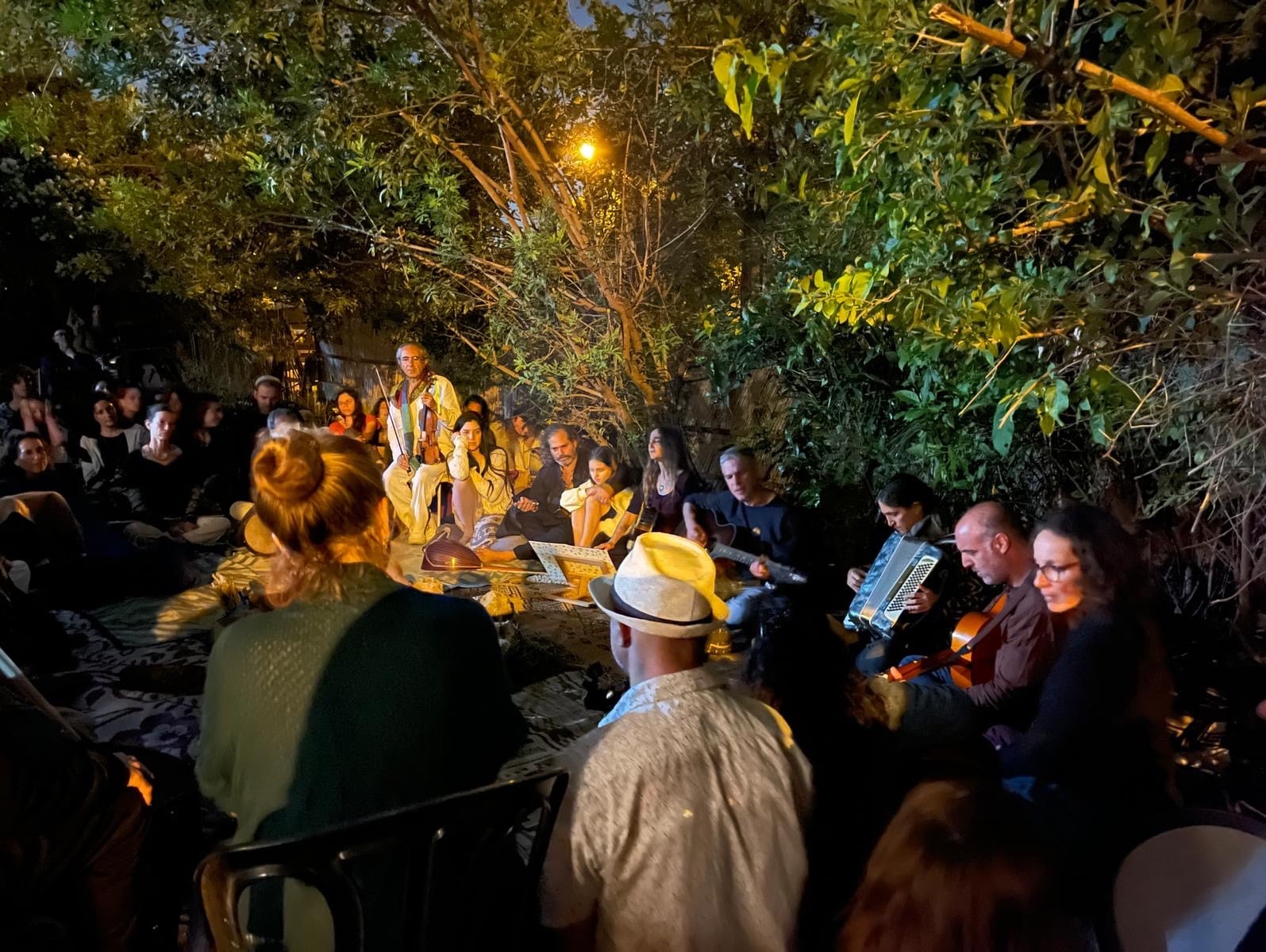 משתתפים במעגל שירה קבוצתי